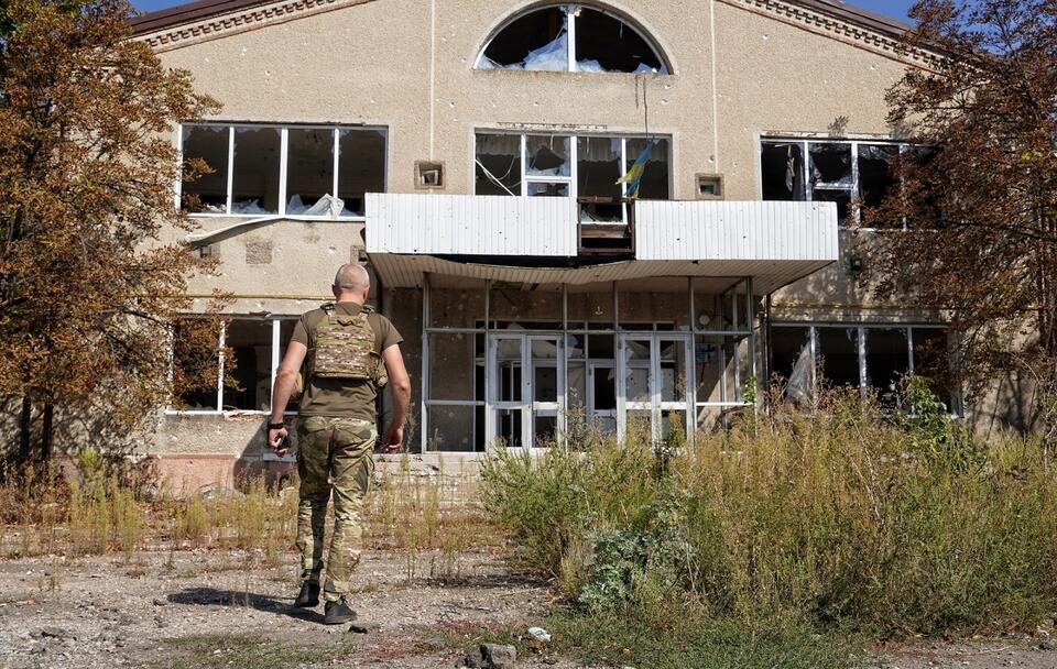 Zniszczenia po ataku rakietowym wojsk rosyjskich w jednej ze wsi w obwodzie donieckim / autor: PAP/Alena Solomonova