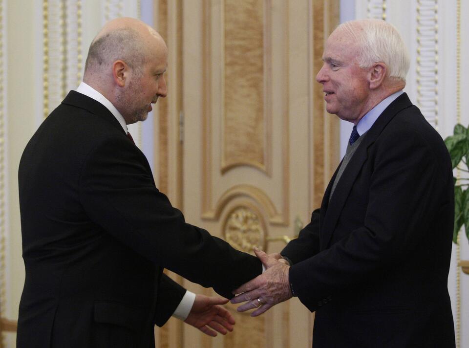John McCain i p. o. prezydenta Ukrainy Aleksander Turczynow, PAP/EPA