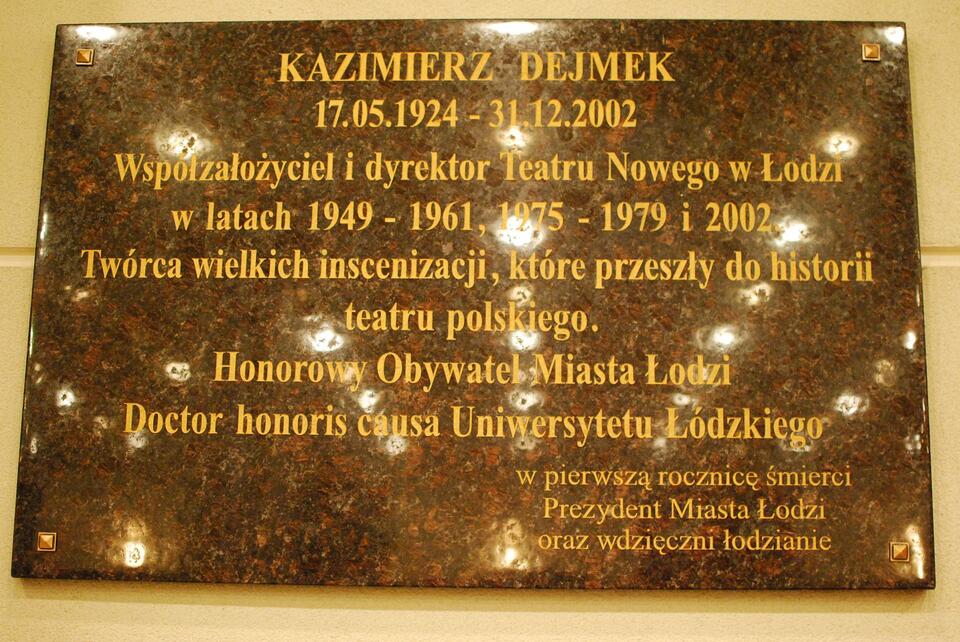 Tablica poświęcona Kazimierzowi Dejmkowi w Teatrze Nowym w Łodzi / autor: wikipedia / CC BY-SA 3.0/ Zorro2212