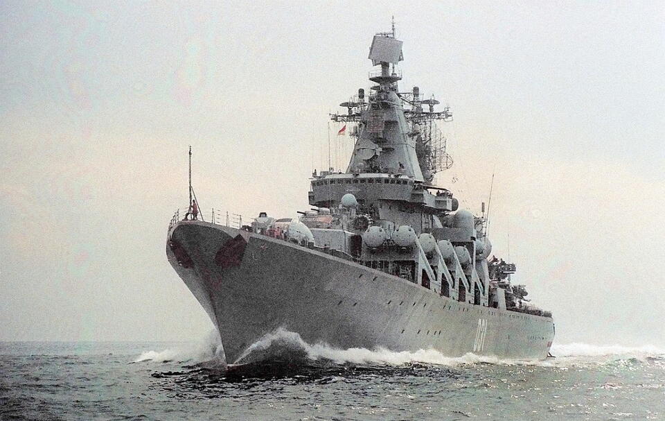 Niepokój we Włoszech. Rosyjski krążownik u brzegów