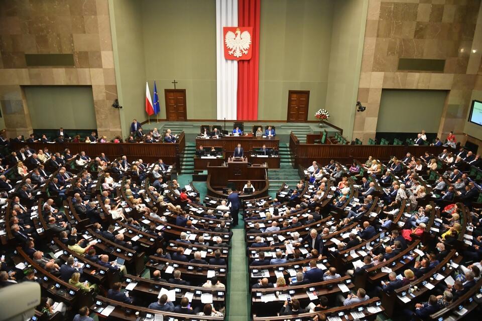 Premier Mateusz Morawiecki (C) na sali obrad Sejmu w Warszawie w trzecim dniu posiedzenia, 22 bm. Sejm zajmuje się m.in. rządowym projektem ustawy o dodatku węglowym.. / autor: PAP/Radek Pietruszka