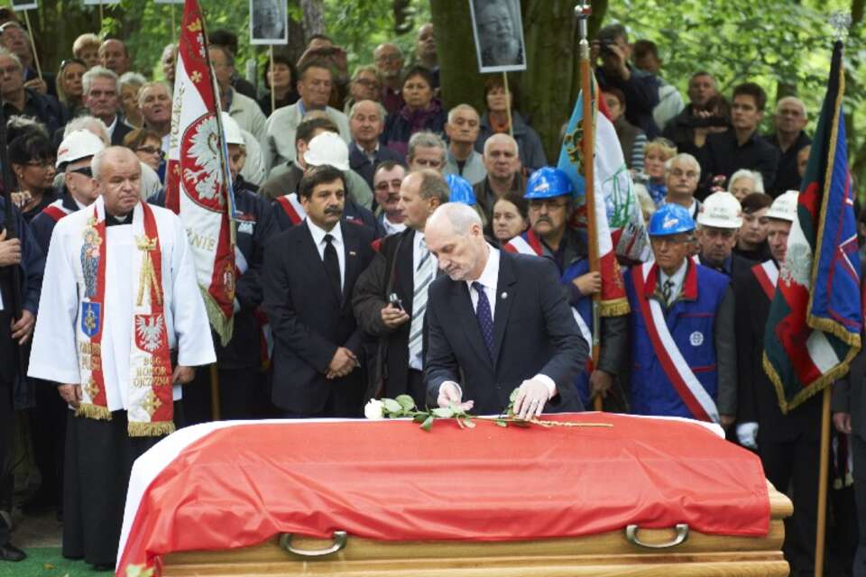 Antoni Macierewicz nad trumną śp. Anny Walentynowicz, PAP/Adam Warżawa