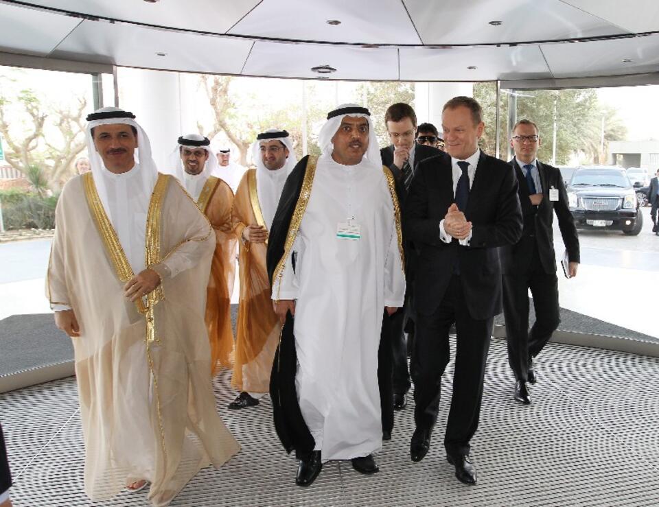 Sułtan ZEA bin Saeed Al Mansoori (z lewej), minister gospodarki ZEA Abdul Rahman Saif Al-Ghurair oraz premier Donald Tusk, PAP/EPA