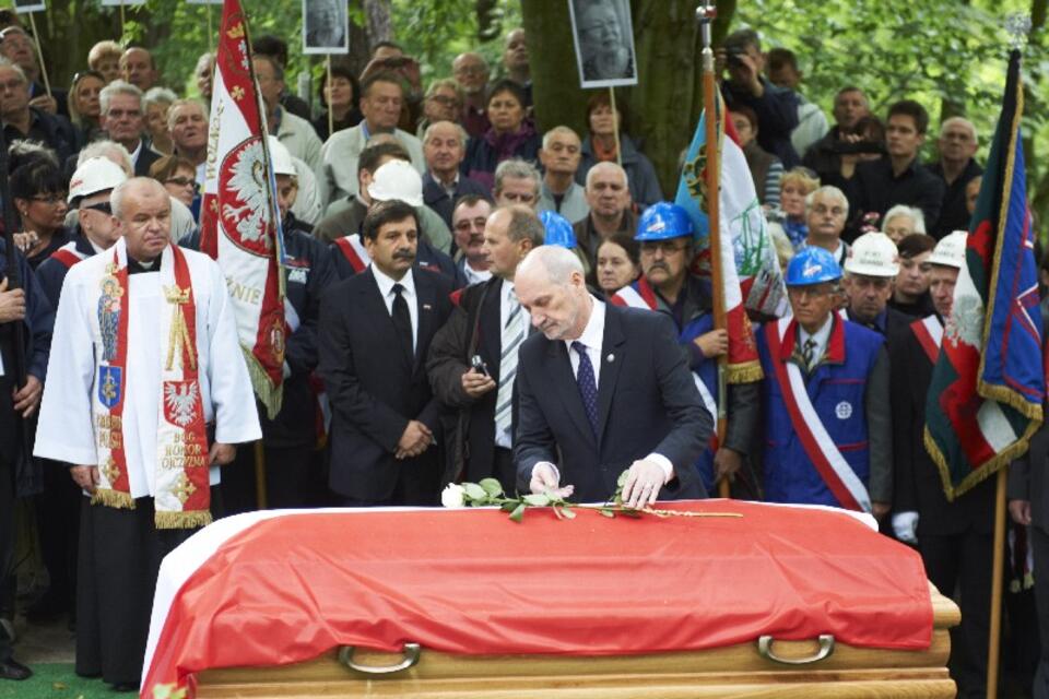 Antoni Macierewicz nad trumną śp. Anny Walentynowicz, PAP/Adam Warżawa 