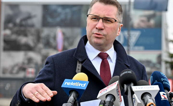 Wiceprezes Prawa i Sprawiedliwości Przemysław Czarnek podczas konferencji prasowej przed Fabryką Broni "ŁUCZNIK" w Radomiu / autor: PAP/Piotr Polak