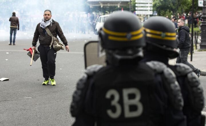 Zamieszki w Paryżu tłumiły szturmowe oddziały policji, fot. PAP/EPA/ETIENNE LAURENT