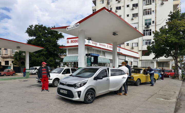 Kolejka aut przed stacją paliw w Hawanie, 30 stycznia 2026 r. / autor: PAP/EPA/ERNESTO MASTRASCUSA