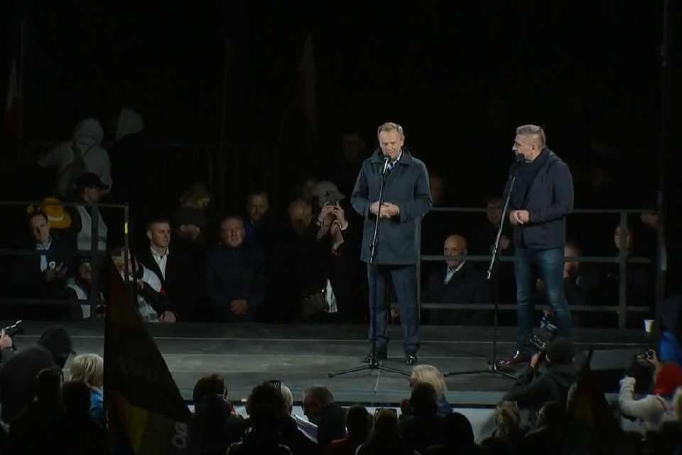 Donald Tusk kończy wiec na Placu Zamkowym / autor: Facebook/Donald Tusk