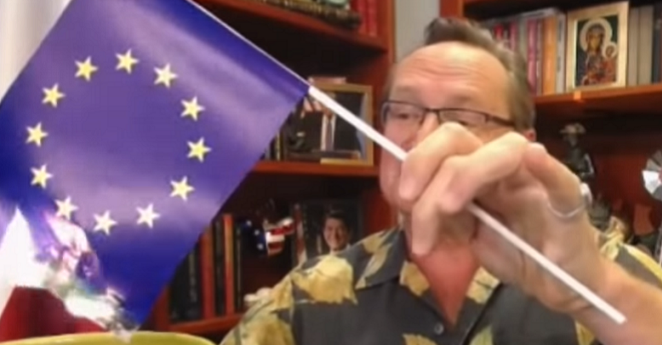 W. Cejrowski podpala flagę UE / autor: TVP Info; YouTube/Wojciech Cejrowski