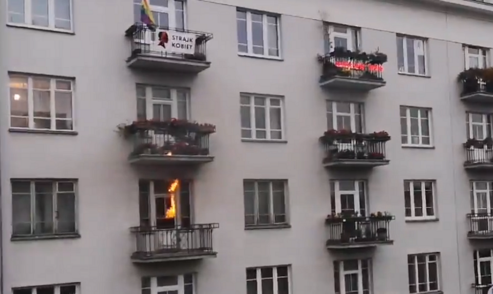 Pożar mieszkania na trasie Marszu Niepodległości / autor: screen TT