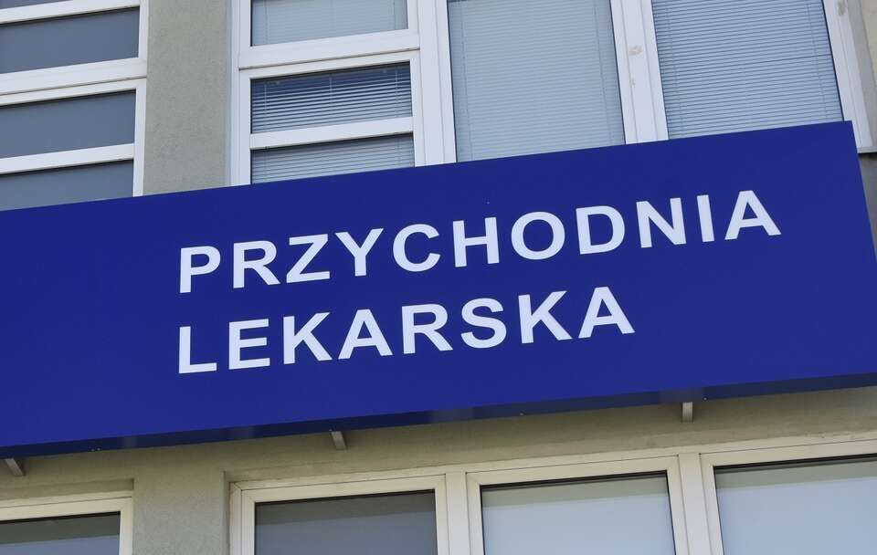 Na zdjęciu przychodnia lekarska. "To wyraźny sygnał, że społeczne nastroje dotyczące funkcjonowania polskiej służby zdrowia są dalekie od optymizmu" - czytamy w opracowaniu badania / autor: Fratria