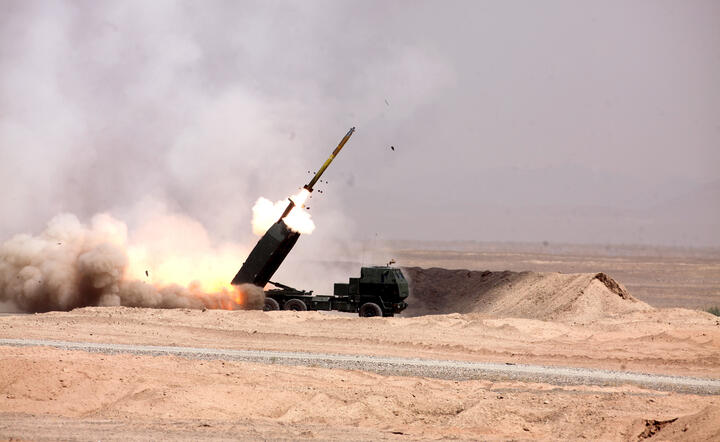 Team 7 fire rockets from an M142 High Mobility Artillery Rocket System at Camp Leatherneck, Helmand province, Afghanistan / autor: Sgt Anthony Ortiz, Public domain, via Wikimedia Commons