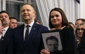 Prezydent RP Karol Nawrocki (L-front) i liderka białoruskiej opozycji Swiatłana Cichanouska (P-front) podczas spotkania świąteczno-noworocznego z przedstawicielami społeczności białoruskiej w Belwederze w Warszawie. / autor: PAP/Paweł Supernak