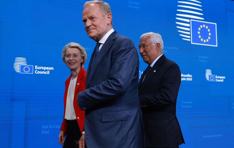 Przewodnicząca KE Ursula von der Leyen, premier Donald Tusk i przewodniczący Rady Europejskiej Antonio Costa / autor: PAP/EPA/OLIVIER HOSLET