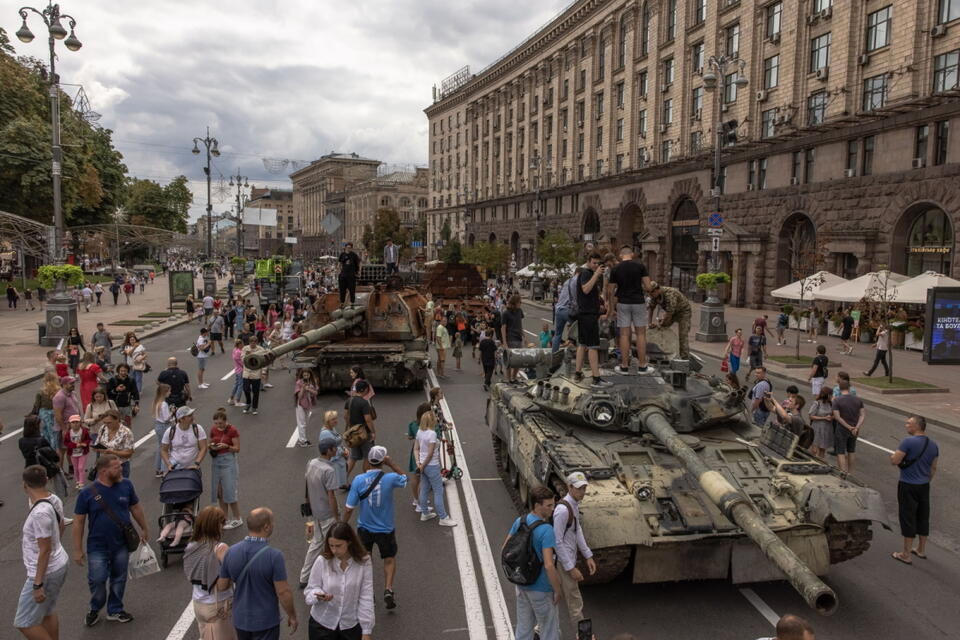 Rosyjskie opancerzone pojazdy wojskowe zniszczone w walkach z armią ukraińską, wystawione na ulicy Chreszczatyk przed Dniem Niepodległości  / autor: PAP/EPA