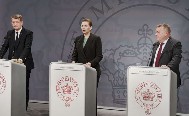 Pani premier Danii Mette Frederiksen (C) z wicepremierem i szefem duńskiego MON / autor: PAP/EPA/Liselotte Sabroe