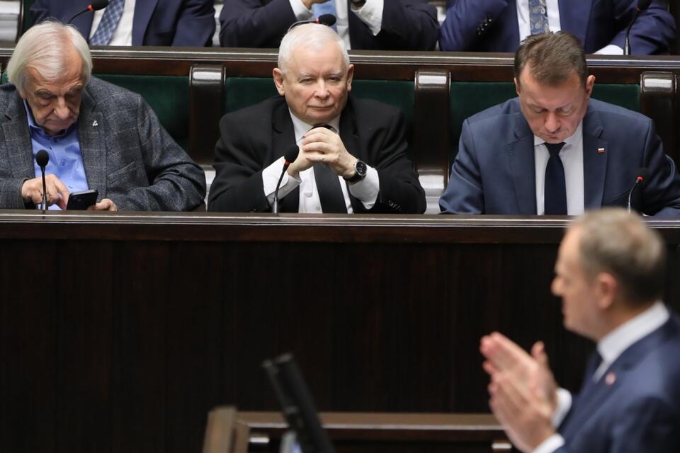 Prezes PiS Jarosław Kaczyński (C) oraz posłowie PiS Mariusz Błaszczak (P) i Ryszard Terlecki (L) na sali obrad Sejmu w Warszawie. / autor: PAP/Paweł Supernak