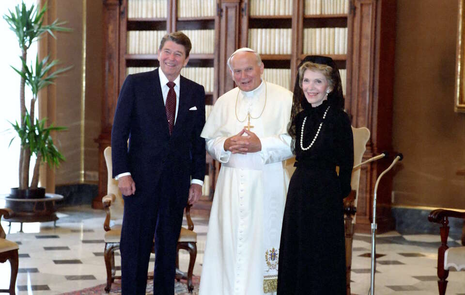 Jan Paweł II, Ronald Reagan i Nancy Reagan / autor: commons.wikimedia.org/wiki/File:President_Ronald_Reagan_and_Nancy_Reagan_with_Pope_John_Paul_II.jpg