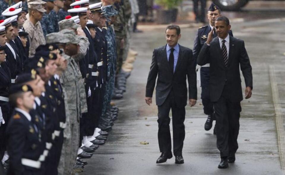 fot PAP/EPA. Obama i Sarkozy w Cannes na ceremonii podkreślającej sojusz wojskowy USA i Francji. 