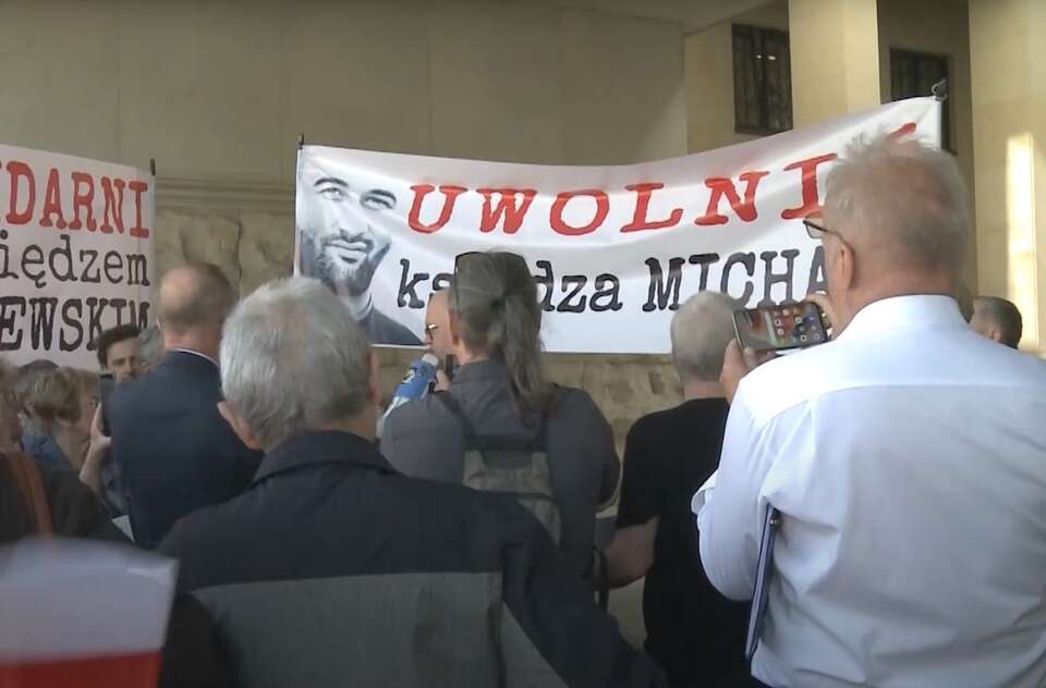 "Uwolnić księdza Michała" - manifestacja przed Sądem Okręgowym w Warszawie / autor: Telewizja wPolsce