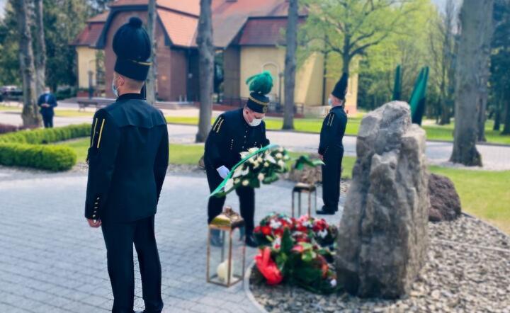 Prezes zarządu KGHM składa kwaity przy pomniku w hołdzie Pracownikom Polskiej Miedzi   / autor: KGHM