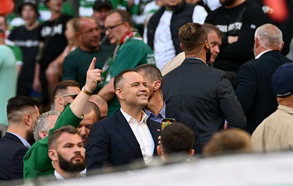 Karol Nawrocki na trybunie stadionu w Gdańsku podczas meczu 4. kolejki Ekstraklasy pomiędzy Lechią i Motorem Lublin / autor: PAP/Marcin Gadomski