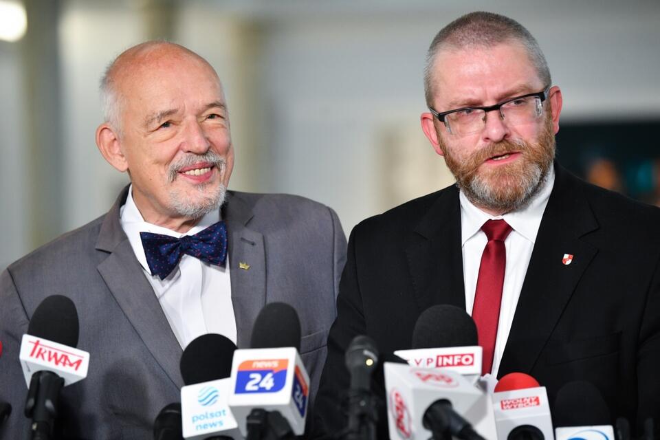 Posłowie Konfederacji Janusz Korwin-Mikke (L) oraz Grzegorz Braun (P) podczas konferencji prasowej w Sejmie w Warszawie. / autor: PAP/Radek Pietruszka