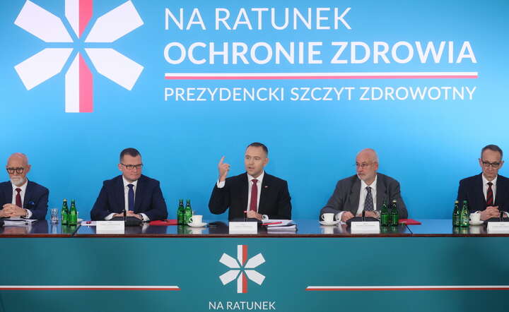  Prezydent RP Karol Nawrocki (C) podczas szczytu zdrowotnego „Na ratunek ochronie zdrowia” / autor: PAP/Leszek Szymański