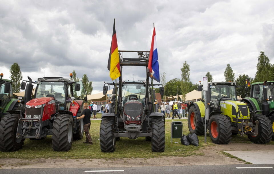 Protestujący rolnicy blokują autostrady w Holandii!