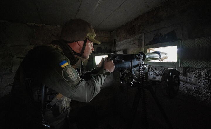 żołnierz Gwardii Narodowej w bunkrze z karabinem maszynowym Maxim, 3 bm. pod Charkowem / autor: fotoserwis PAP