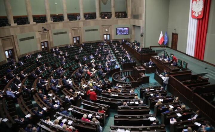  Posłowie podczas drugiego dnia posiedzenia Sejmu, 16 bm.  / autor: PAP/Wojciech Olkuśnik