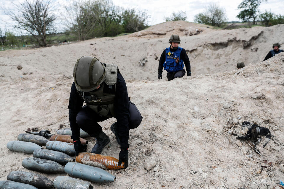 Saperzy podczas przygotowań do detonacji niewybuchów w okolicach Borodzianki w obwodzie kijowskim. / autor: PAP/Viacheslav Ratynskyi