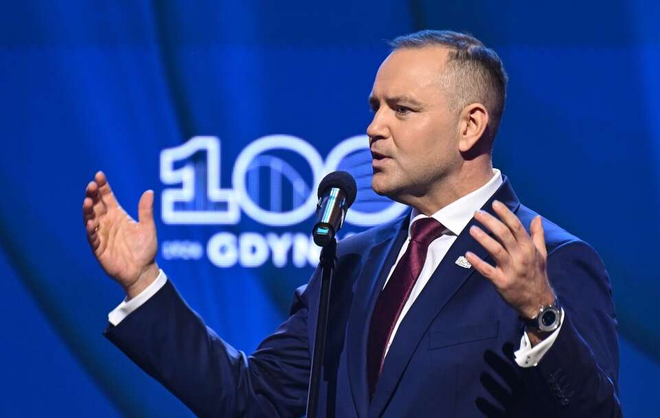 Karol Nawrocki podczas uroczystej sesji Rady Miasta Gdyni z okazji 100. urodzin miasta w Teatrze Muzycznym im. Danuty Baduszkowej / autor: PAP/Adam Warżawa