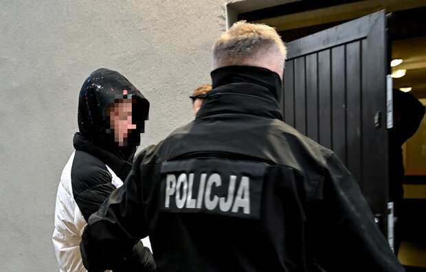 Podejrzany o zabójstwo podczas doprowadzenia do Prokuratury Okręgowej w Słupsku / autor: PAP/Piotr Kowala