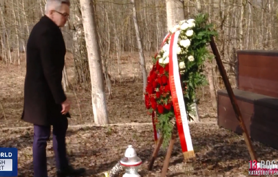 Ambasador RP złożył kwiaty w miejscu katastrofy smoleńskiej / autor: screenshot tvp info 