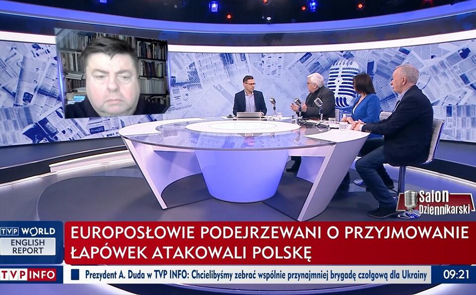 Redaktor Michał Karnowski z gośćmi "Salonu Dziennikarskiego" / autor: screen TVP Info