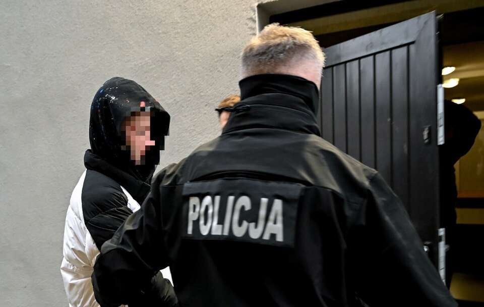 Podejrzany o zabójstwo podczas doprowadzenia do Prokuratury Okręgowej w Słupsku / autor: PAP/Piotr Kowala