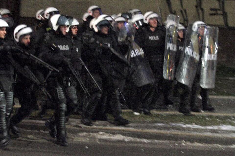 Intereweniująca policja w czasie zamieszek  w Kielcach. (PAP/Piotr Polak)