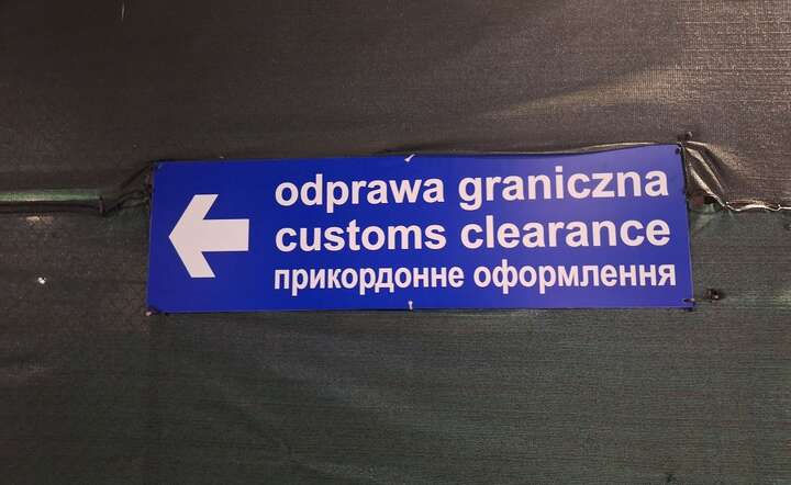 Przekraczający granicę UE ma obowiązek złożenia deklaracji i zgłoszenia przewozu środków płatniczych o równowartości co najmniej 10 tys. euro / autor: Fratria / MK