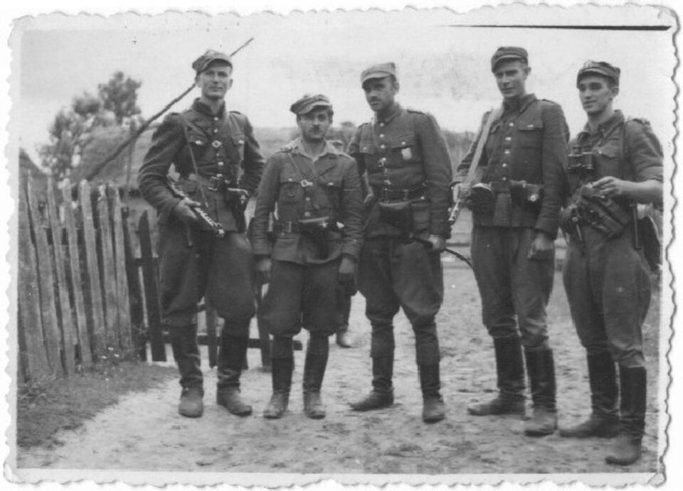 Rok 1945. Kadra V Brygady Wileńskiej AK. Za: http://podziemiezbrojne.blox.pl