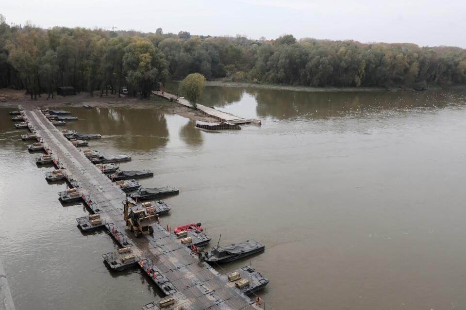 Most pontonowy na Wiśle / autor: PAP/Tomasz Gzell