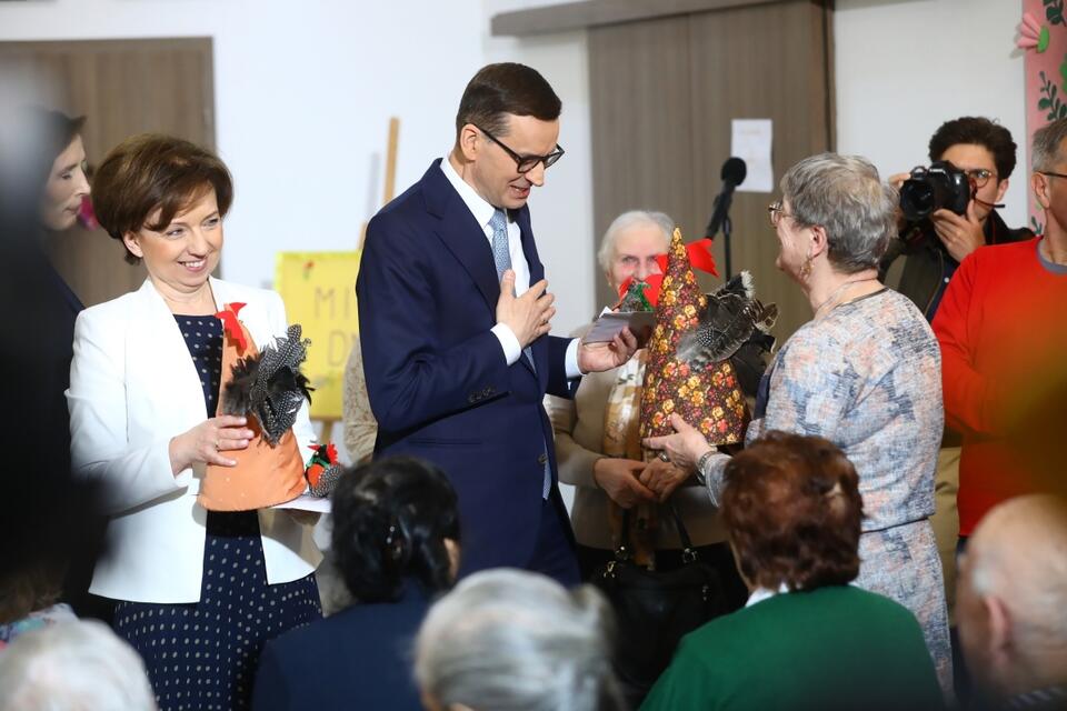 Premier Mateusz Morawiecki (3L) i minister rodziny i polityki społecznej Marlena Maląg (2L) podczas wizyty w Dziennym Domu „Senior+” w Woli Karczewskiej. / autor: PAP/Rafał Guz