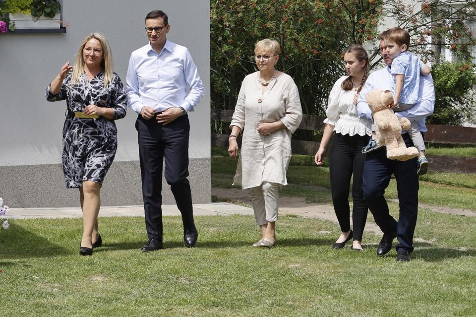 Premier Mateusz Morawiecki (2L) i radna gminy Boronów Teresa Paprotny (L) w drodze na konferencję prasową dot. m.in. programu Czyste Powietrze w miejscowości Boronów. / autor: PAP/Waldemar Deska