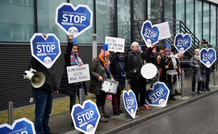 PZU protestuje przeciw bezprawnemu wykorzystaniu swoich znaków towarowych przez pikietujących członków KOD-u w Krakowie, w czwartek 23 lutego, fot. PAP/Jacek Bednarczyk