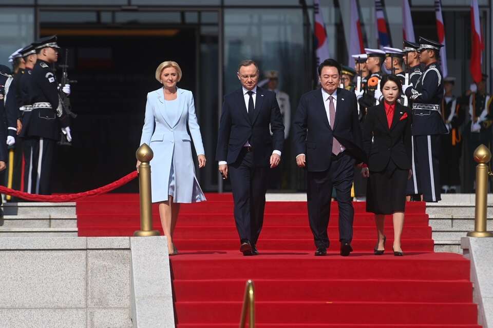 Prezydent RP Andrzej Duda i pierwsza dama RP Agata Kornhauser-Duda oraz prezydent Korei Południowej Yoon Suk-yeol z małżonką Kim Keon-hee podczas powitania na dziedzińcu Pałacu Yongsan w Seulu / autor: PAP/Piotr Nowak