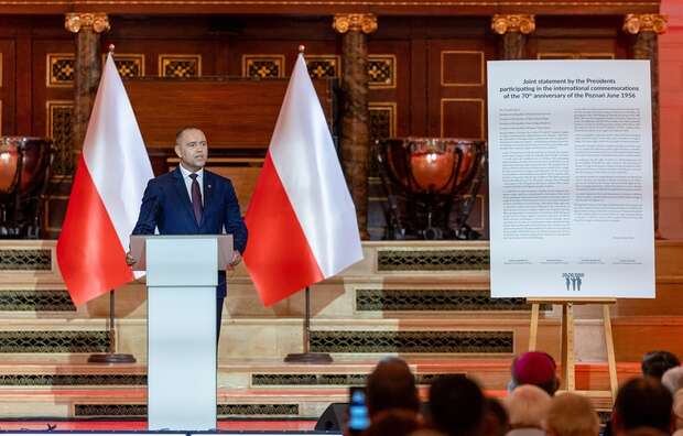 Prezydent RP Karol Nawrocki przemawia podczas uroczystości w Auli Uniwersytetu im. Adama Mickiewicza w Poznaniu, w ramach międzynarodowych obchodów 70. rocznicy wydarzeń Czerwca 1956 r. / autor: PAP/Paweł Jaskółka