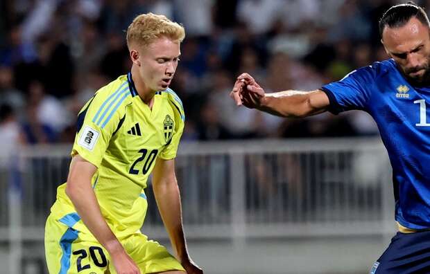 Hugo Larsson (L) podczas meczu grupy B eliminacji Mistrzostw Świata FIFA 2026 pomiędzy Kosowem i Szwecją w Prisztinie / autor: PAP/EPA/GEORGI LICOVSKI