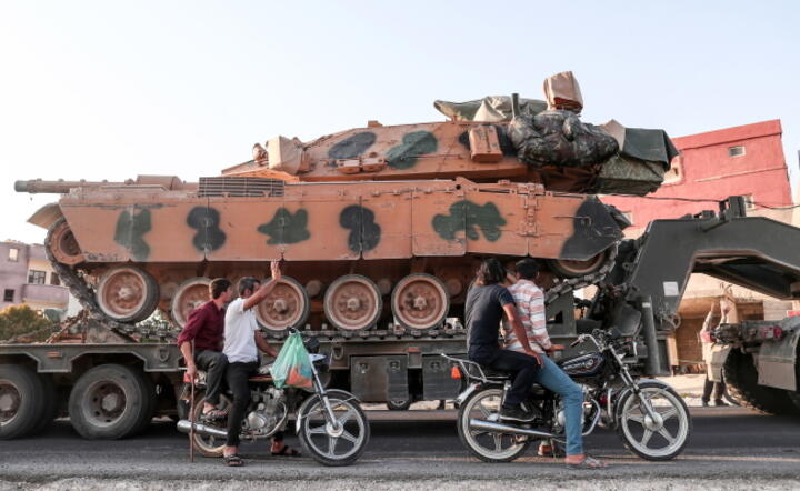 Transport czołgów tureckiej armii do północnej Syrii / autor: PAP/EPA/Sedat Suna