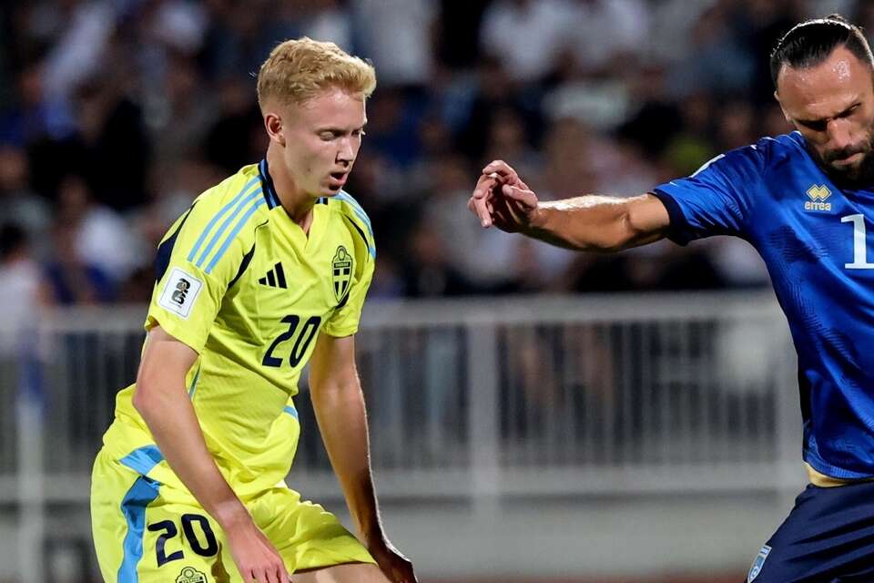 Hugo Larsson (L) podczas meczu grupy B eliminacji Mistrzostw Świata FIFA 2026 pomiędzy Kosowem i Szwecją w Prisztinie / autor: PAP/EPA/GEORGI LICOVSKI