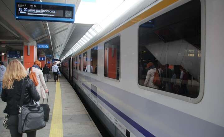 Kolejowe przewozy pasażerskie w Polsce wzrosły o 10,2 proc. r/r do 40,3 mln osób w październiku br. / autor: Fratria / JS